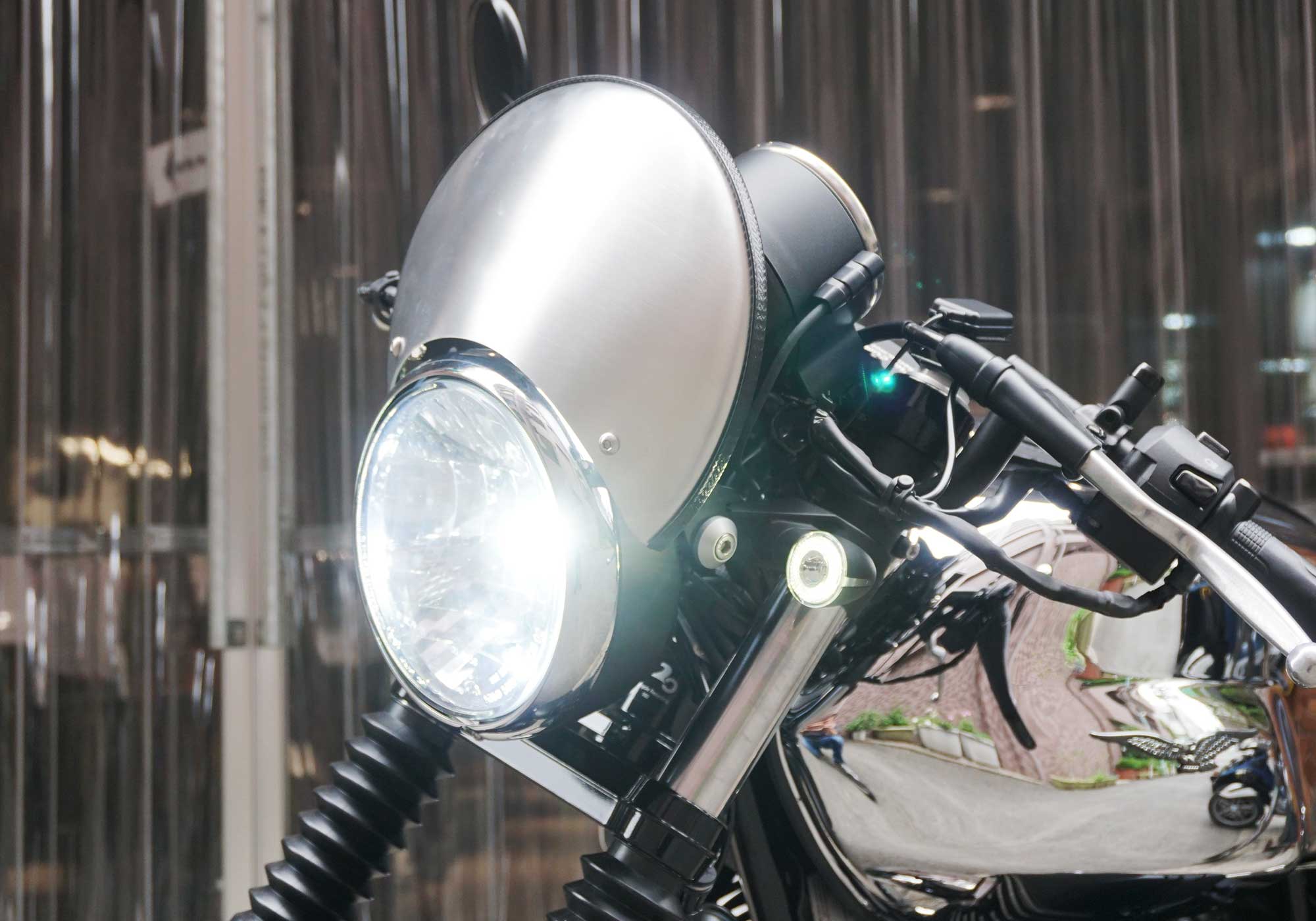 MOTO GUZZI V7 III CARBON SHINE カスタム | ベスパ / モト・グッツィ 東京青葉台（SiLVER BACK  GARAGE シルバーバックガレージ）ー中目黒